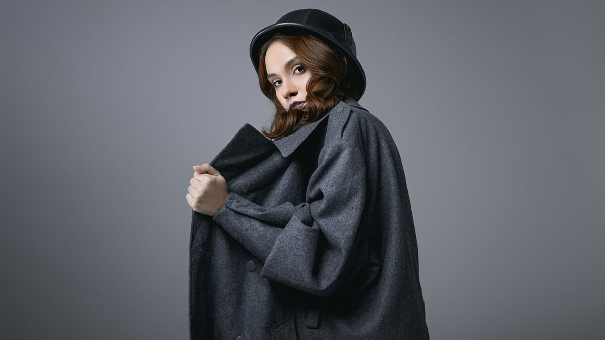 Woman wearing coat with wide sleeves for big arms