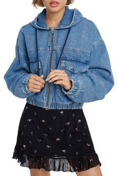 10 Stylish Coats and Jackets for Women with Big Arms 3 Cropped denim jacket