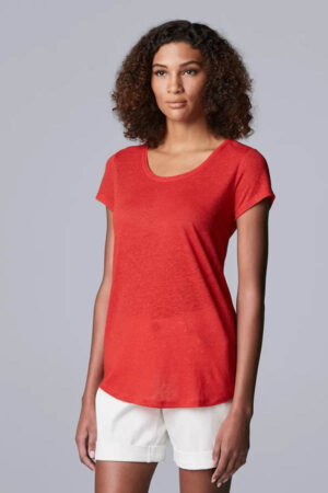 The model is wearing a Simply Vera Vera Wang red T-shirt.