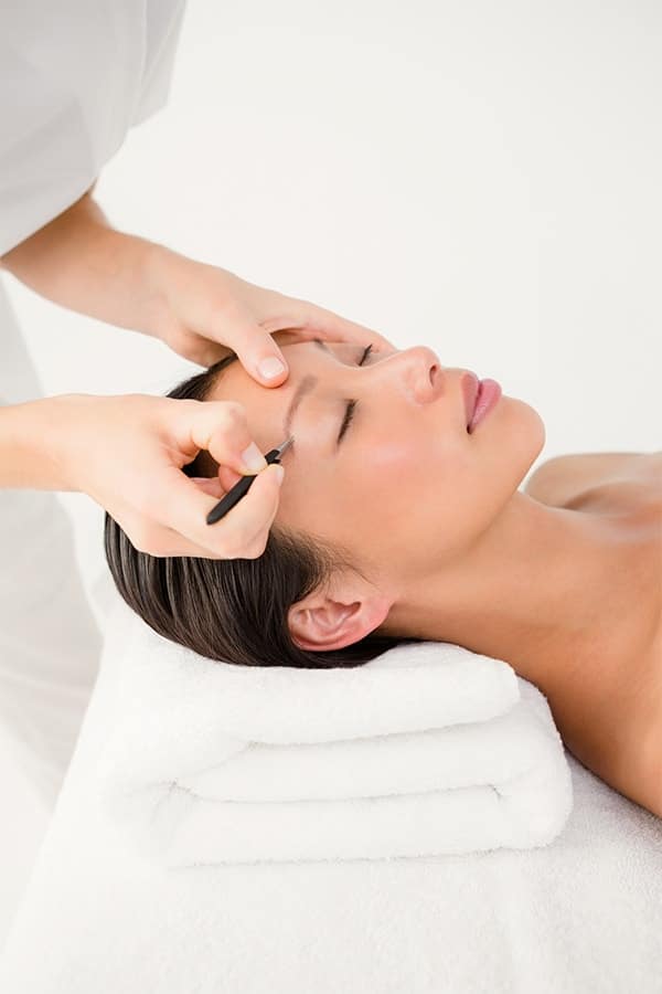 Eyebrows 101: 10 Critical Tips for Grooming, Shaping and Applying Makeup to Your Eyebrows 2 Woman getting her eyebrows done