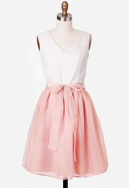 Sleeveless dress with bow at waist and tulle skirt