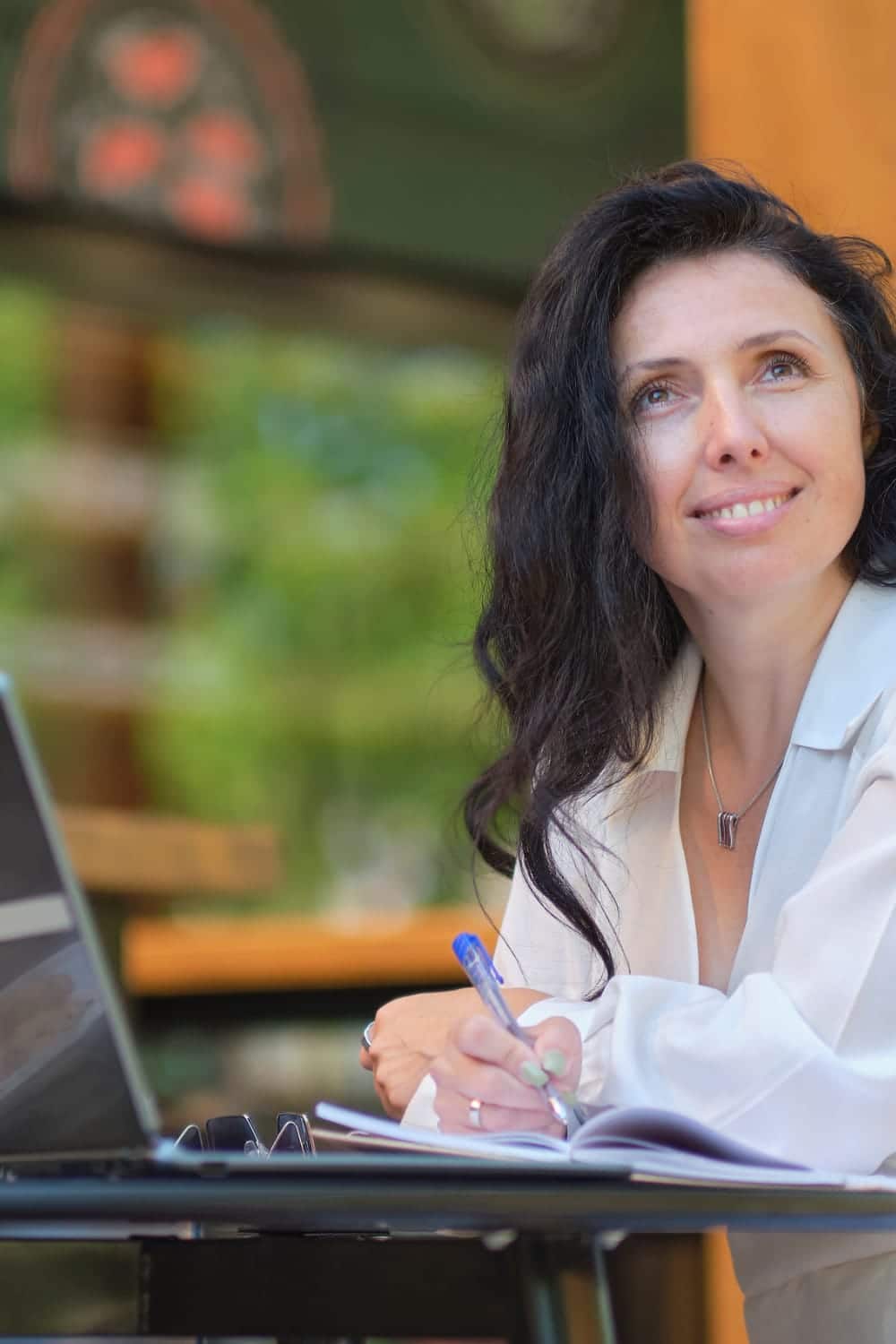 Professional woman shows what to wear to work in your 40s.