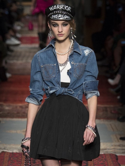 Wearable Runway Fashion — 10 Looks from AW 2016 1 runway fashion model for moschino