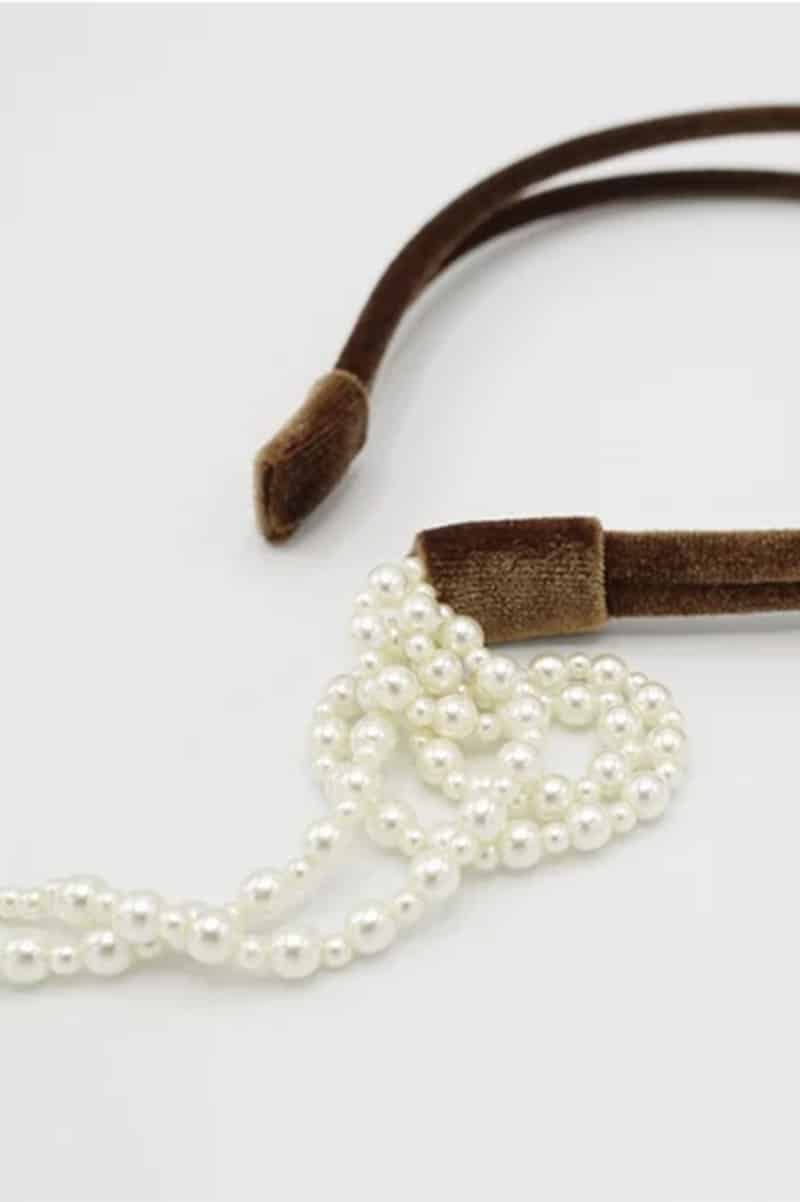 Hairband with faux pearl tassel.