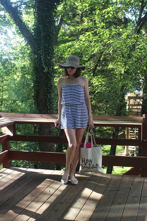 Jumpsuit outfit: floppy hat, sunglasses and beach bag with sandals