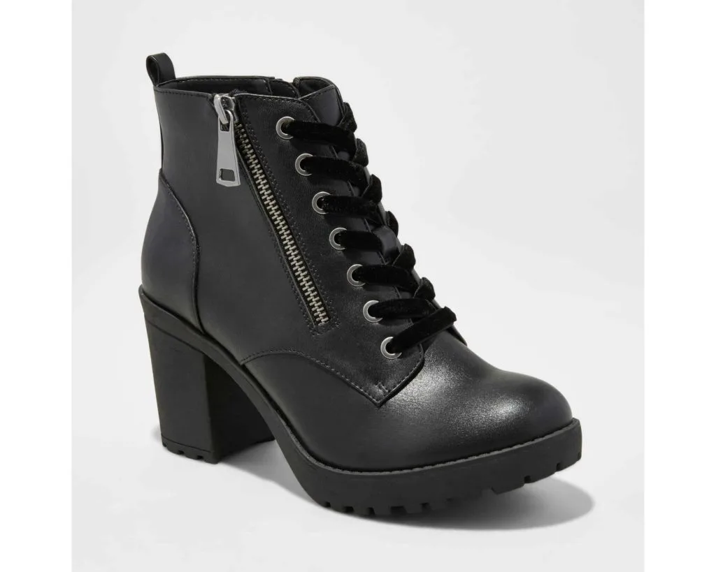 Black chunky boot with zipper and block heel