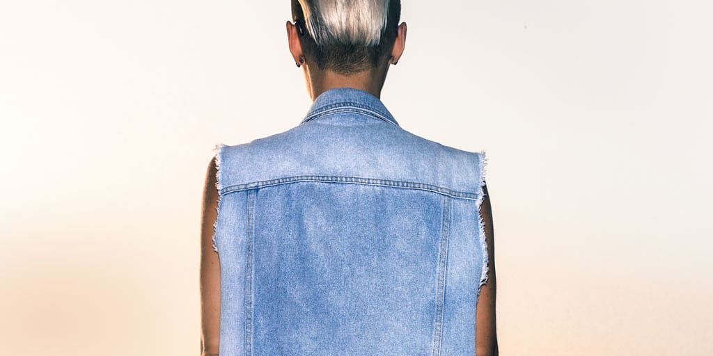 How to wear the double denim trend 1 Woman with 90s style: short hair and denim jacket
