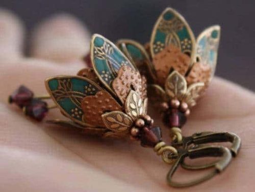 Dangling flower earrings