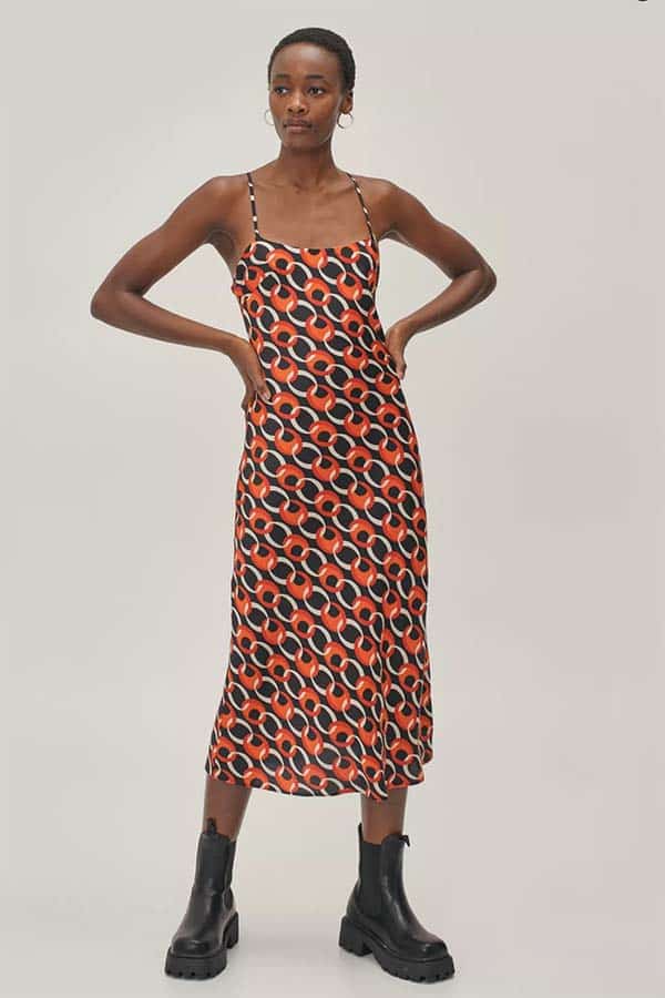 Slip dress with a retro pattern.