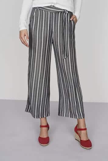 How to Wear Capris If You’re Tall 3 Black and white striped wide-legged crop pants for tall girls
