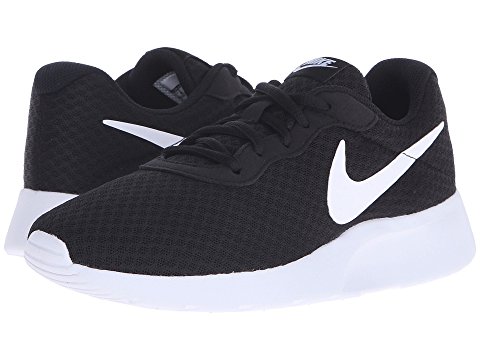 The Jeans Outfit Combo That Always Works 8 Black Nike Sneakers