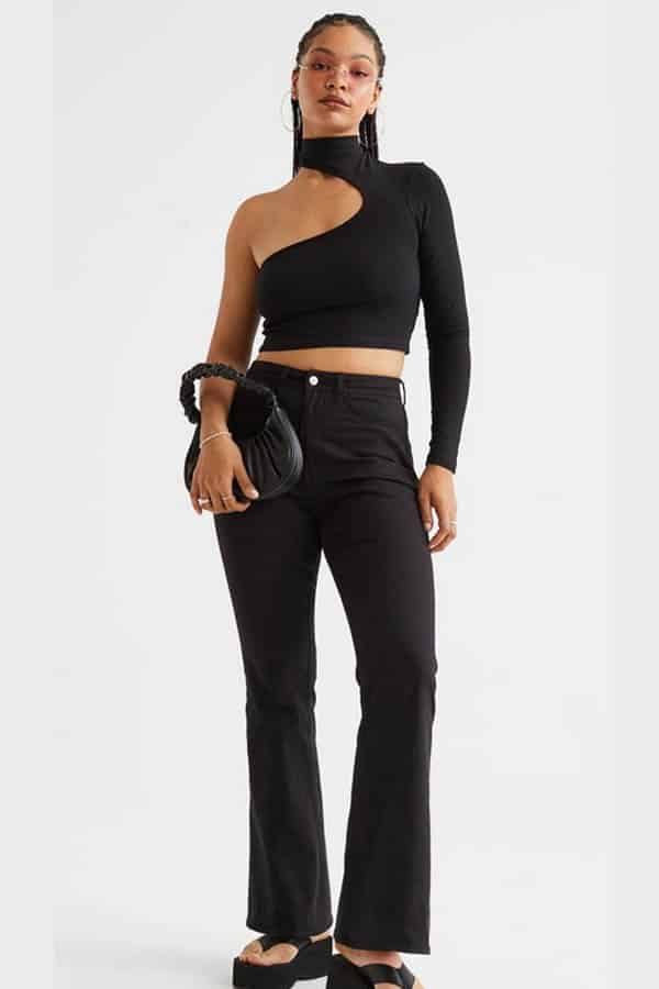 Model wears black trousers from H&M.
