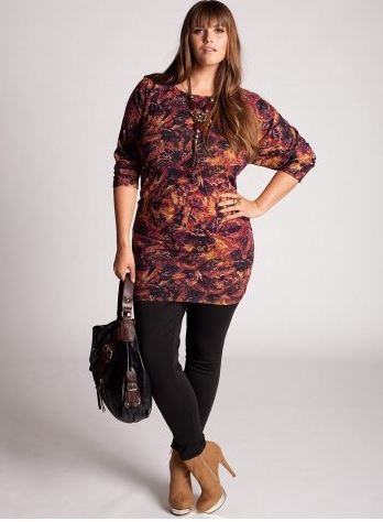 How to Wear Plus Size Leggings (Without Looking Ridiculous) 1 woman wearing plus-size leggings