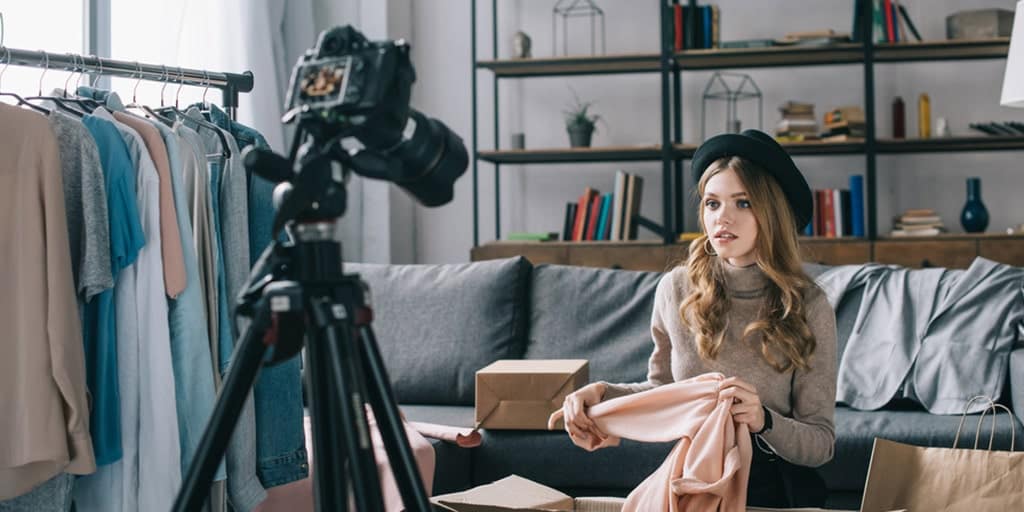 How to Start a Tumblr Fashion Blog 1 Fashion blogger taking photos