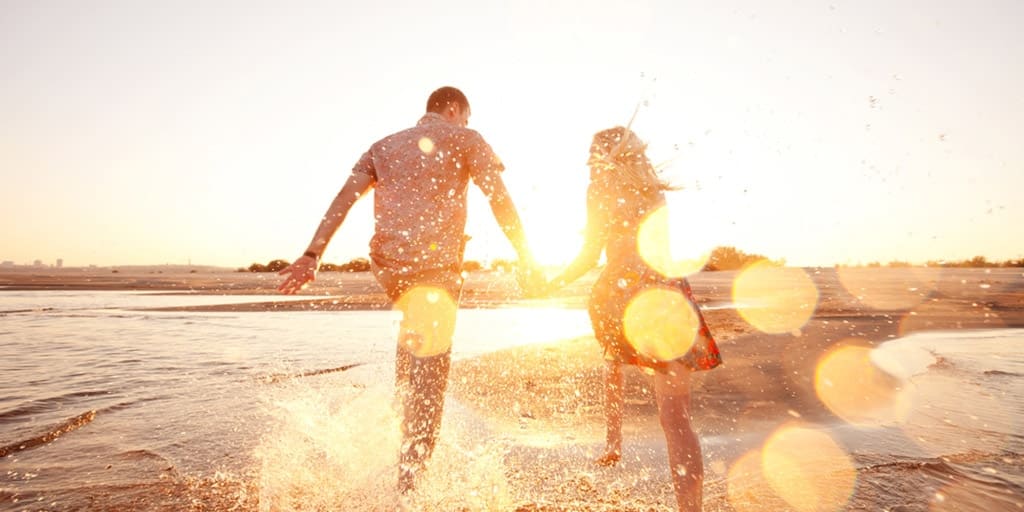 Weekend getaway outfits — Couple having fun on the beach