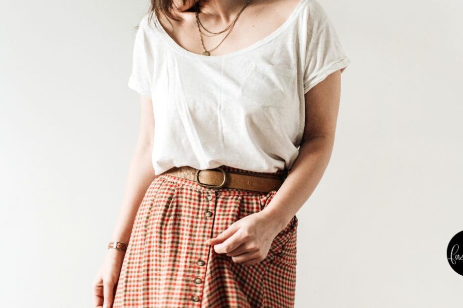 Woman wearing a maxi skirt and t-shirt