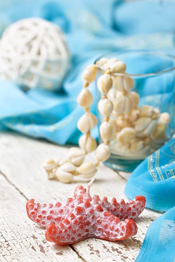 Table arrangement with a beach cottage style