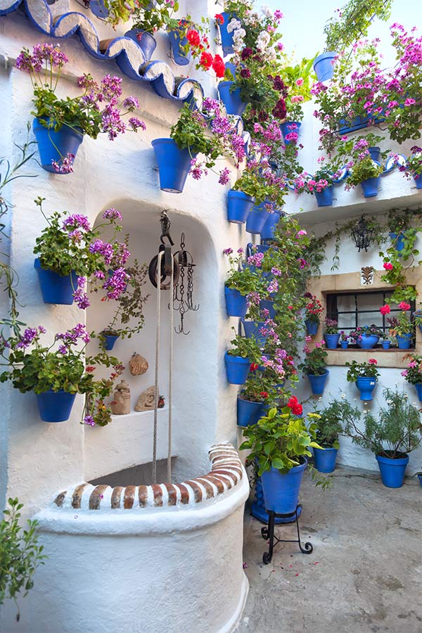 Mediterranean courtyard: summer home decorating idea
