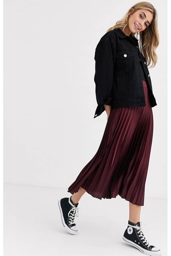 Woman wearing pleated skirt with sneakers