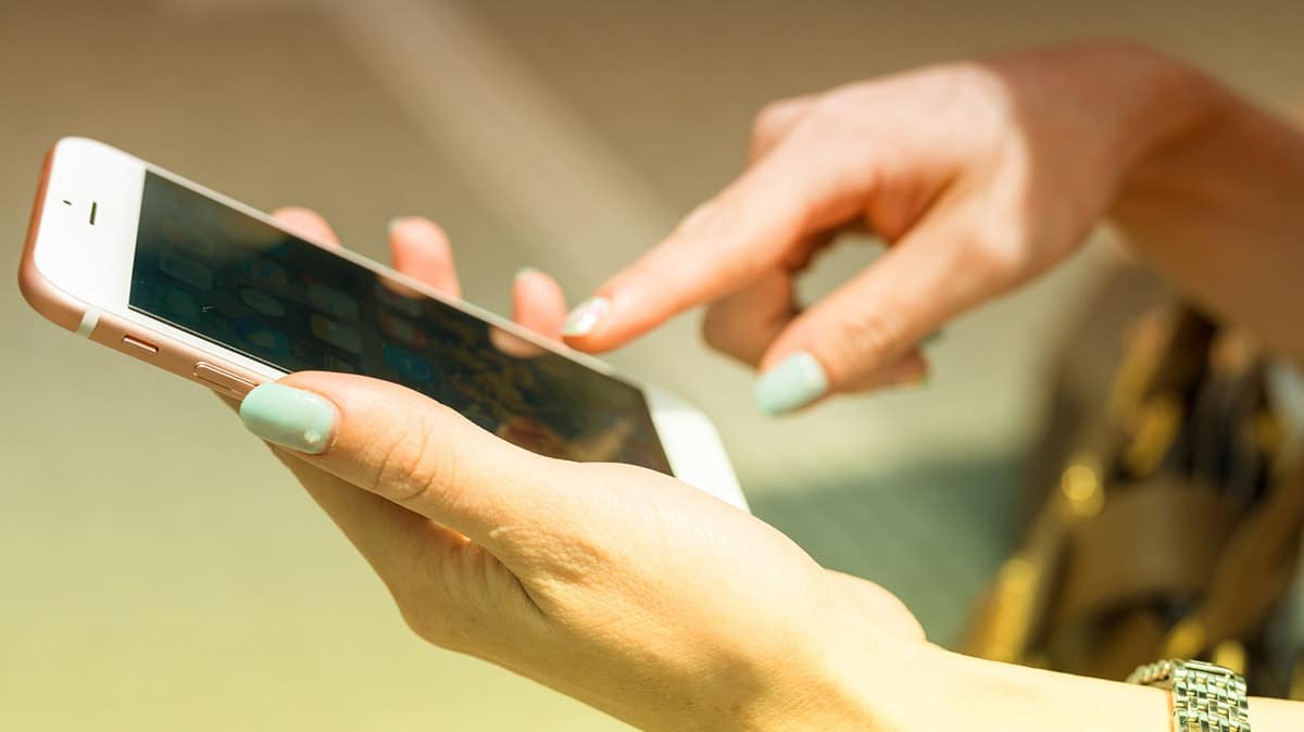 Female handings using app