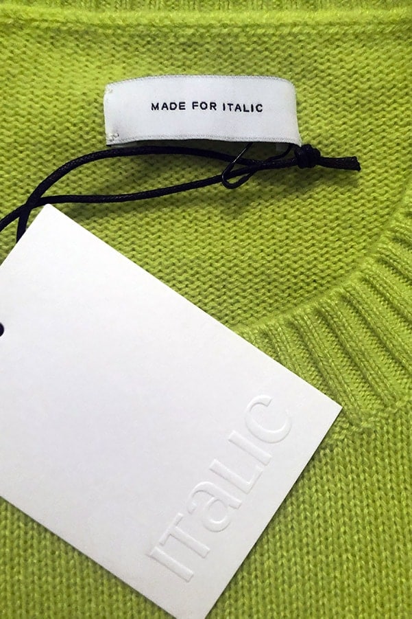 Close up of Italic label
