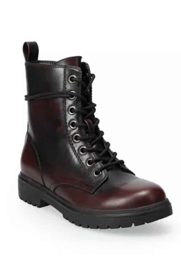 Combat boot with burgundy tone