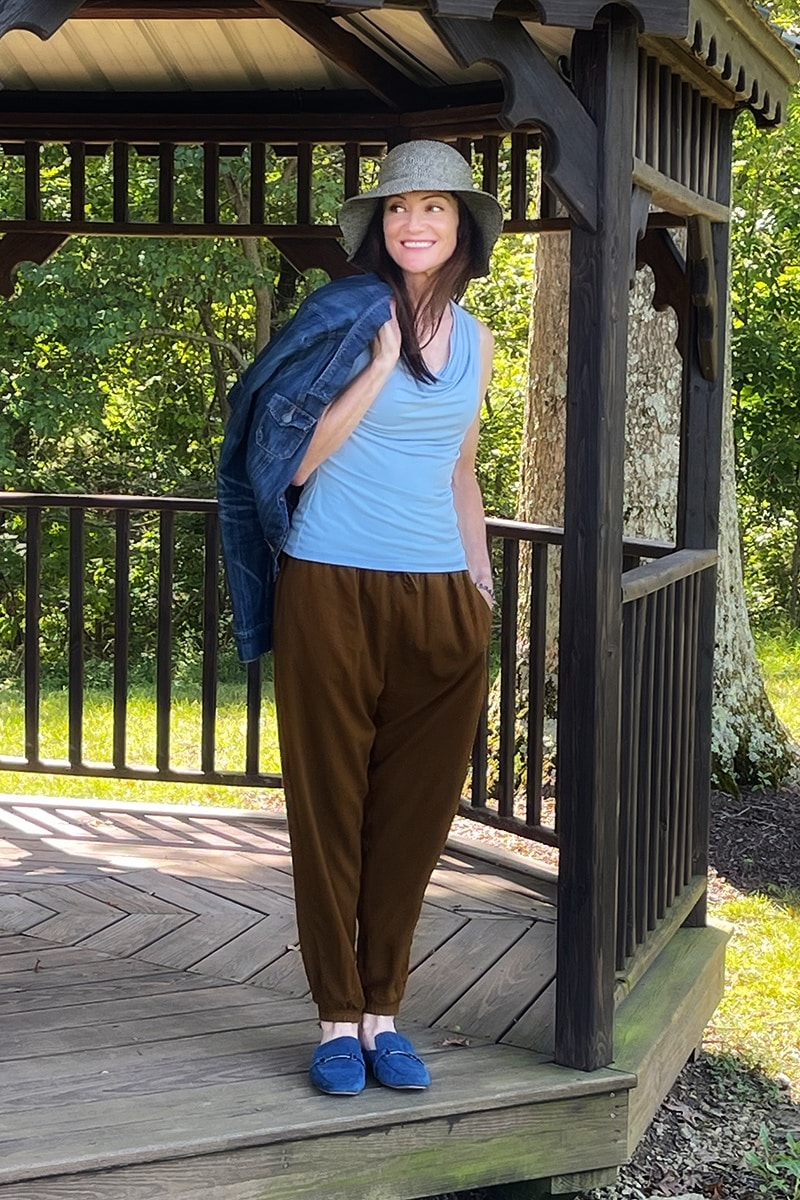 5 Ways to Style Harem Pants 2 Catherine Brock blogger wearing harem pants casual outfit.