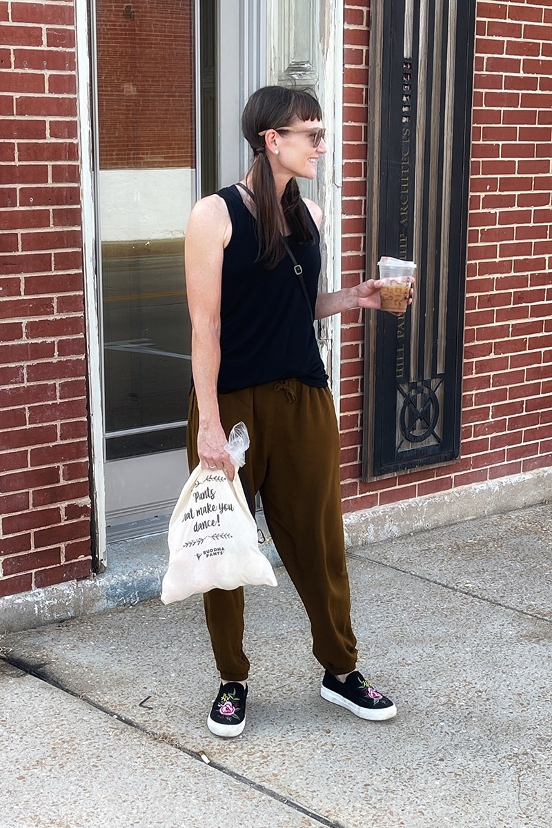 5 Ways to Style Harem Pants 4 Blogger wearing jogger harem pants while running errands.