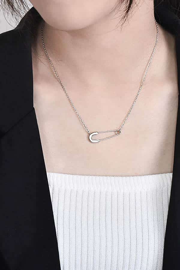 Super Chic Fall Accessories (& How to Pick Them) 3 Safety pin necklace.