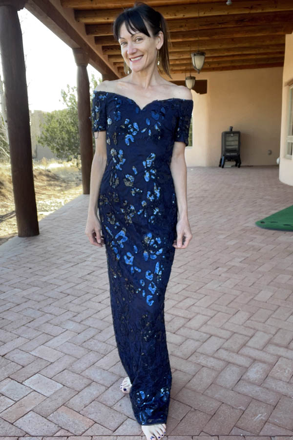 Catherine Brock con un vestido formal azul marino con lentejuelas de Adrianna Papell, de Amazon.
