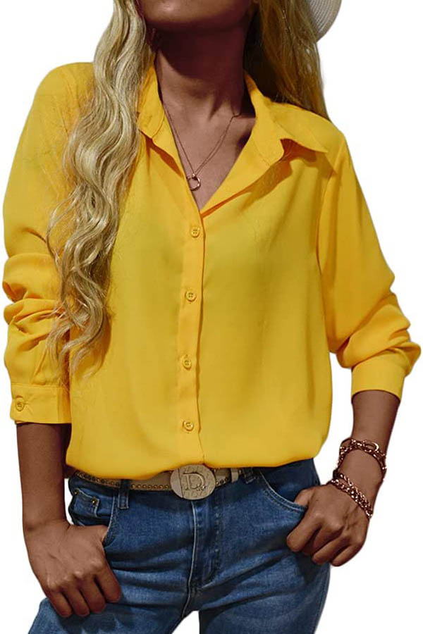Zbliżenie: modelka ma na sobie żółtą, zapinaną na guziki bluzkę.