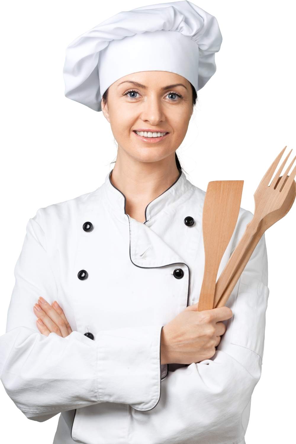 A mulher está usando um chapéu de chef e um jaleco branco, segurando utensílios de madeira.